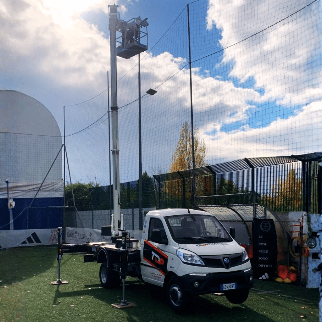 Piattaforma aerea 15 metri Top Noleggio in lavoro