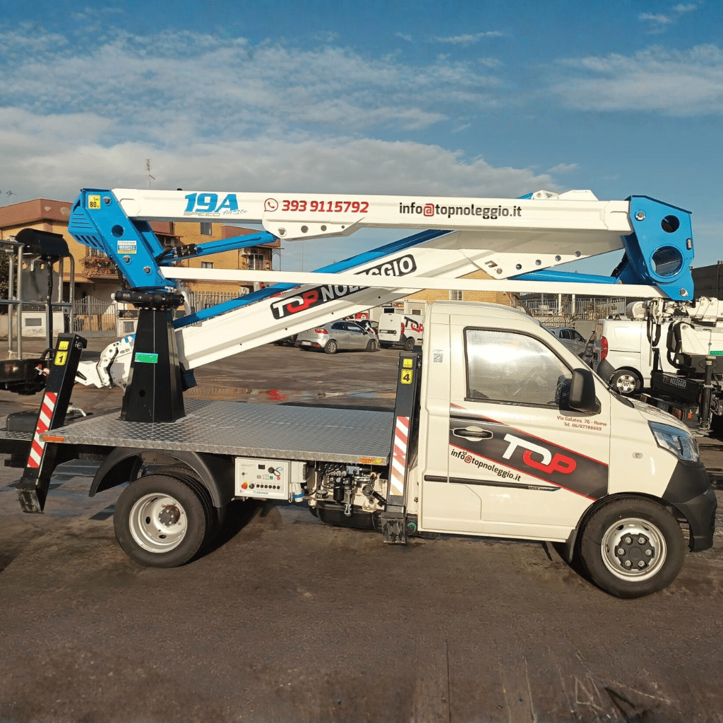Piattaforma aerea Socage da 19 metri su camion in intervento a Roma
