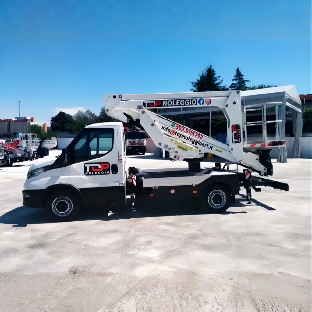 Piattaforma aerea 24 metri su Iveco in lavoro