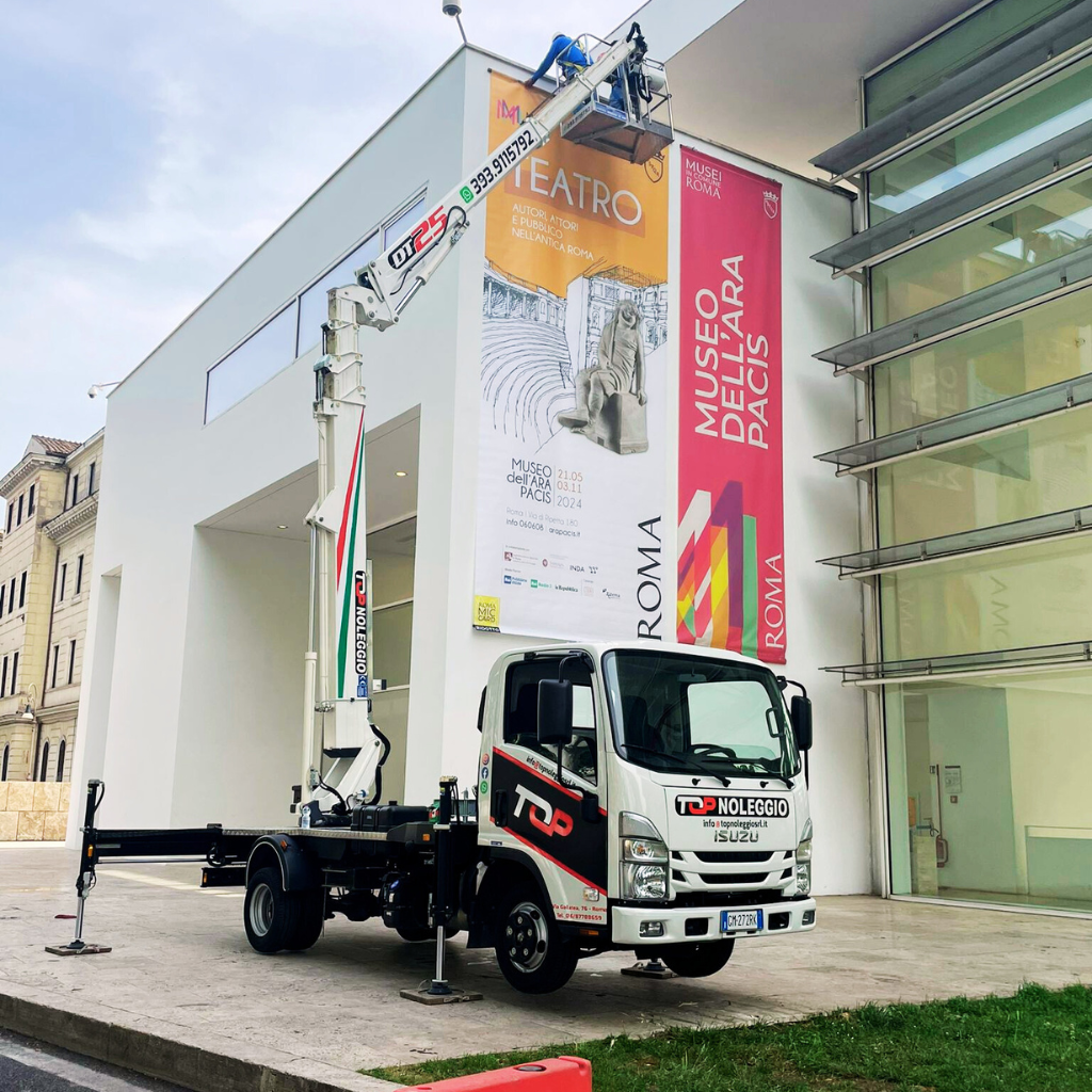 Piattaforma aerea 25 metri CELA in lavoro