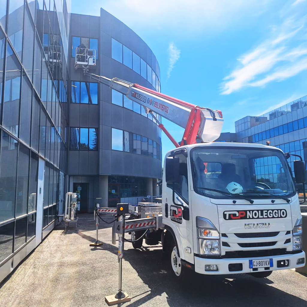 Piattaforma aerea 27 metri Pagliero in lavoro su camion