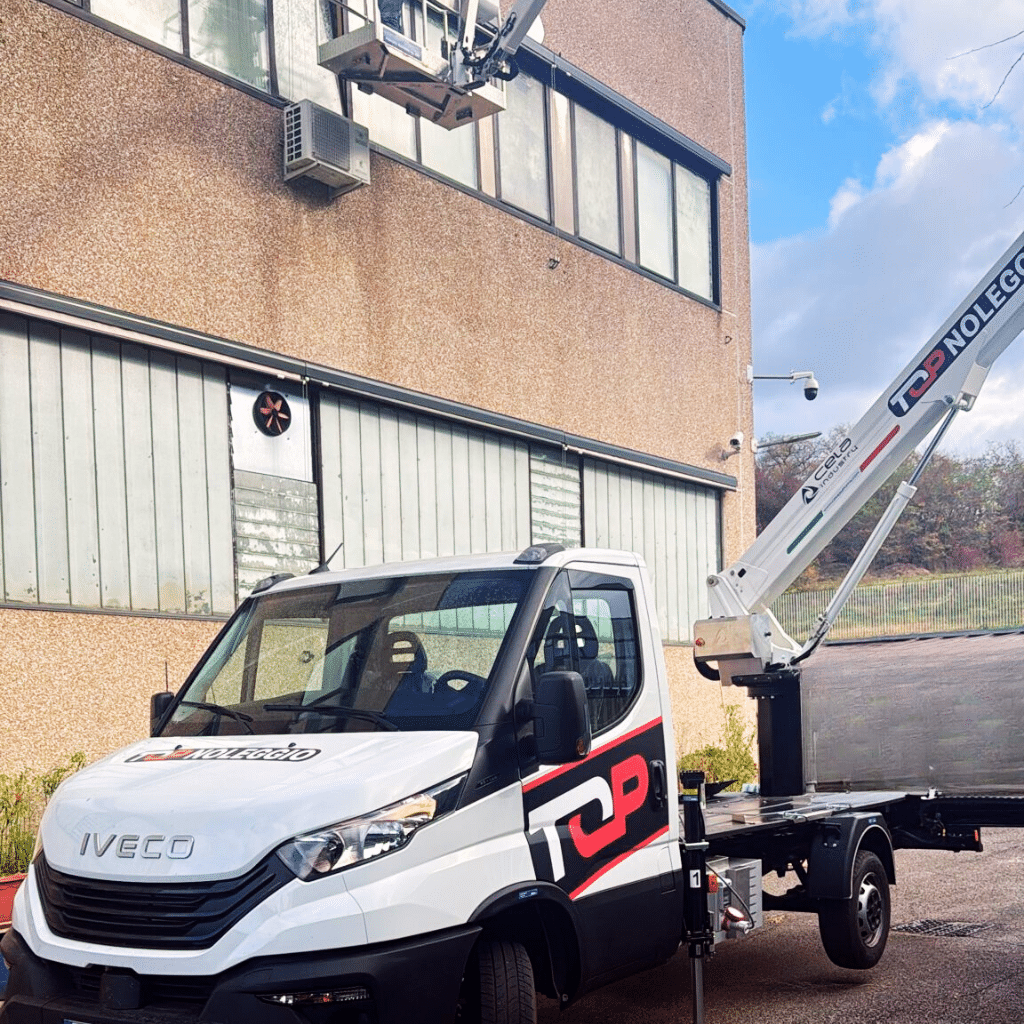 Piattaforma aerea 28 metri Cela in lavoro