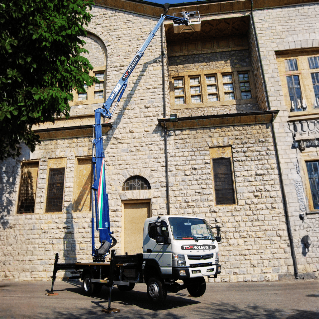 Piattaforma aerea 30 metri CELA in lavoro