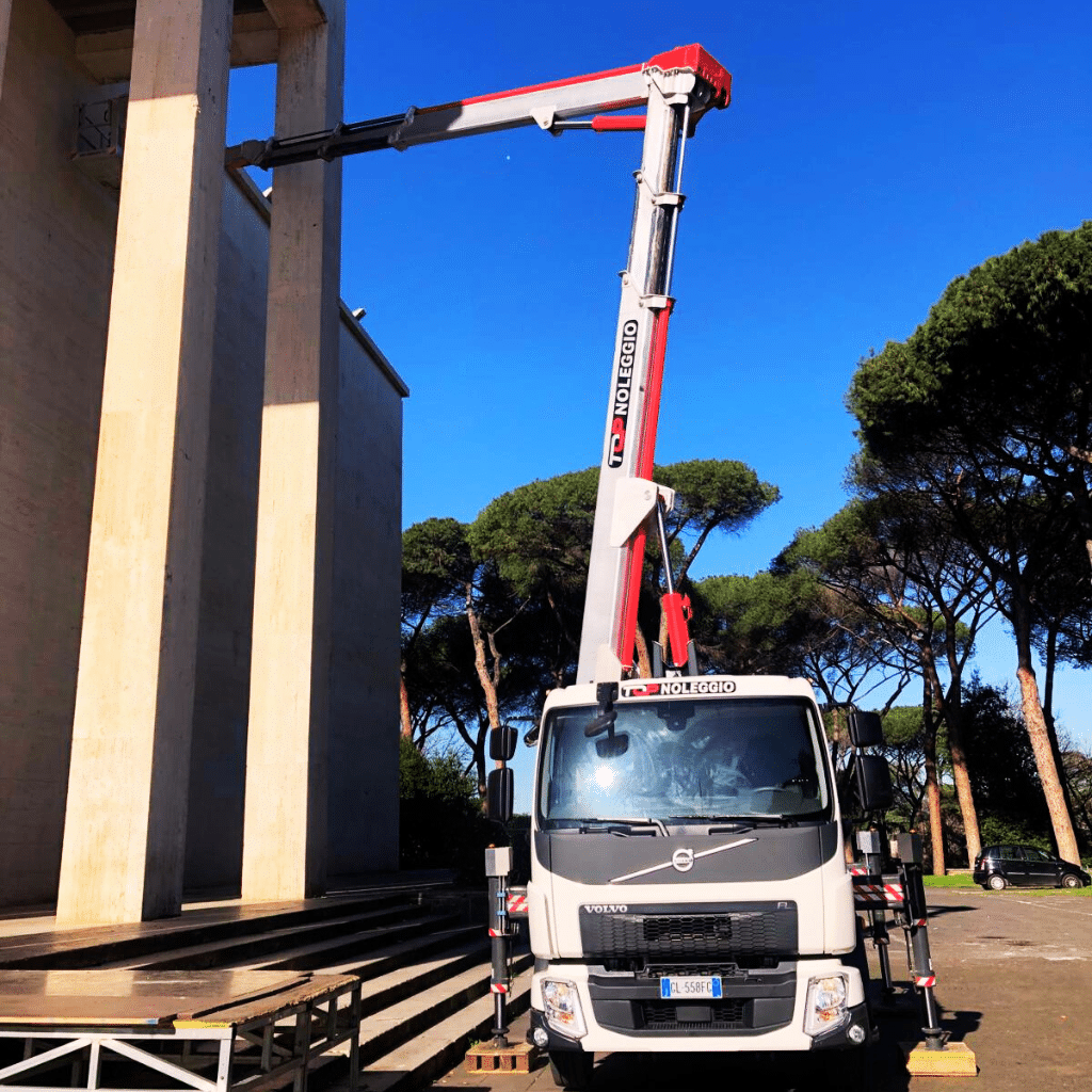 Piattaforma aerea 35 metri Socage in lavoro su edificio