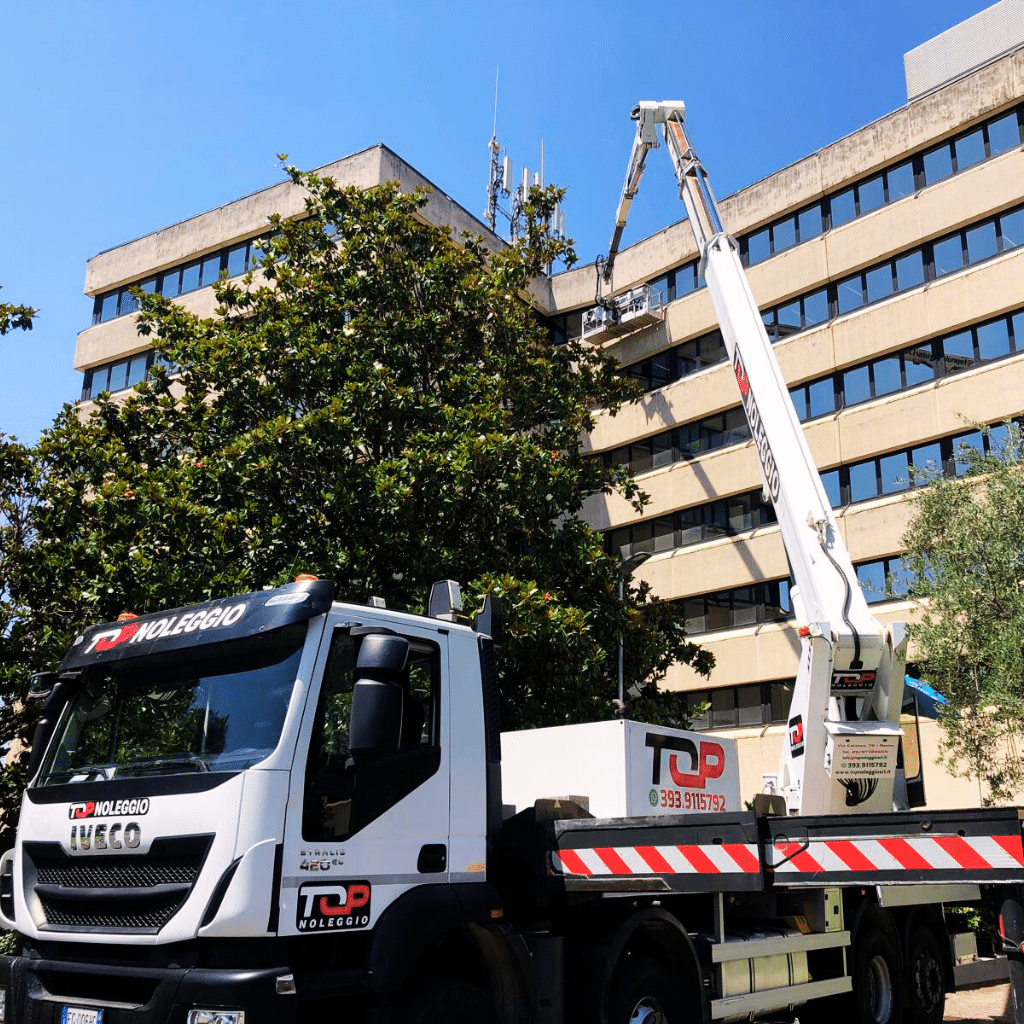 Piattaforma aerea 52 metri in lavoro