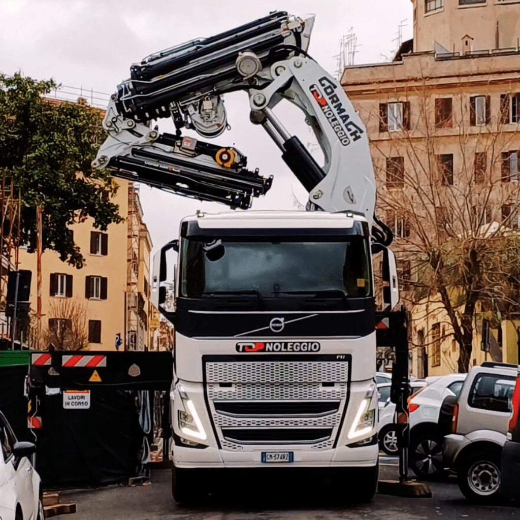 Autogru Cormach in lavoro su strada