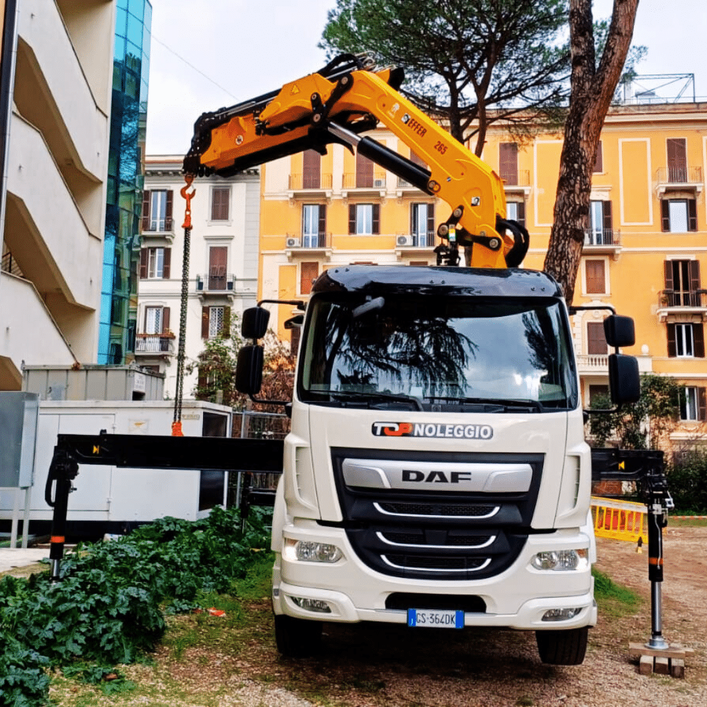 Gru EFFER in sollevamento su autocarro