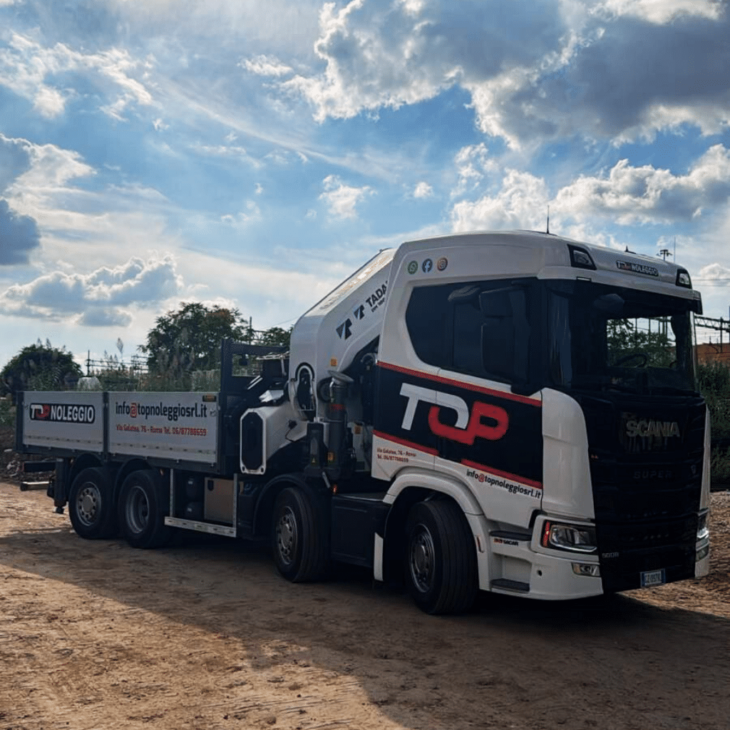Autogru PM 1000 in lavoro su camion Top Noleggio