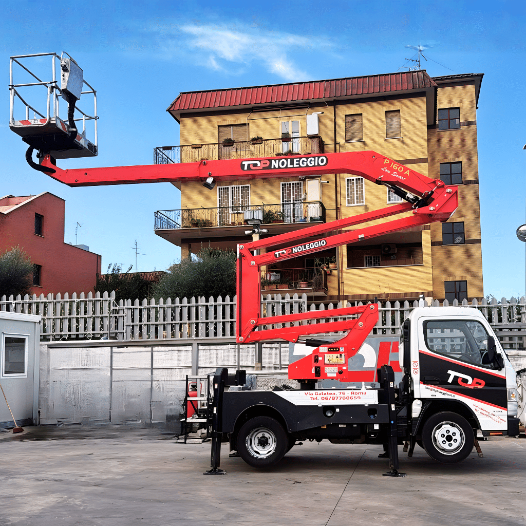 Piattaforma aerea 16 metri in sollevamento durante un intervento su strada a Roma