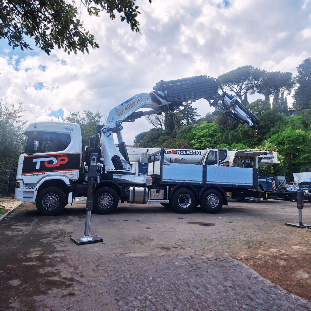 Autogru PM 1500 in lavoro su camion Top Noleggio
