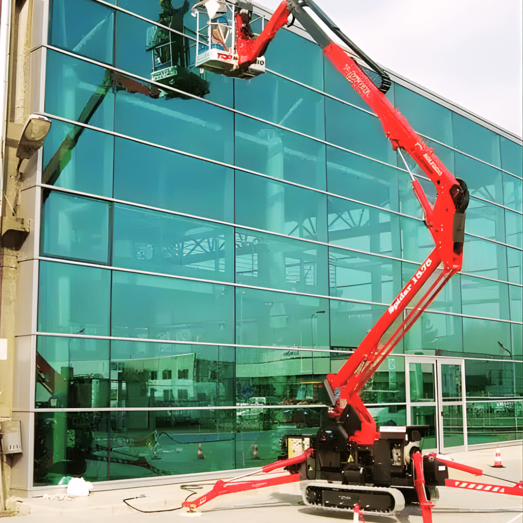 Piattaforma ragno elettrica 15 metri al lavoro su facciata vetrata a Roma