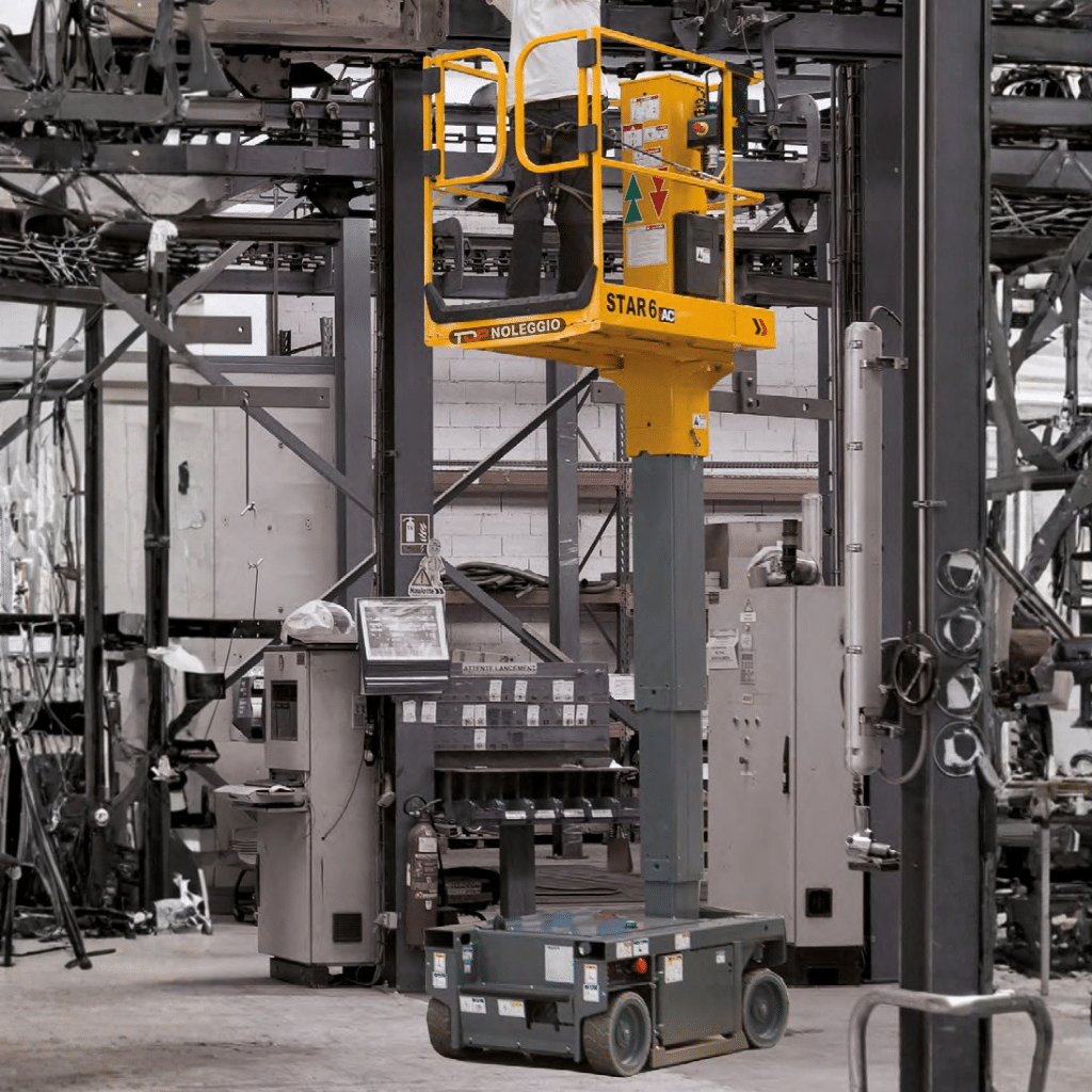 Verticale telescopica elettrica da 6 metri in utilizzo per lavori in quota