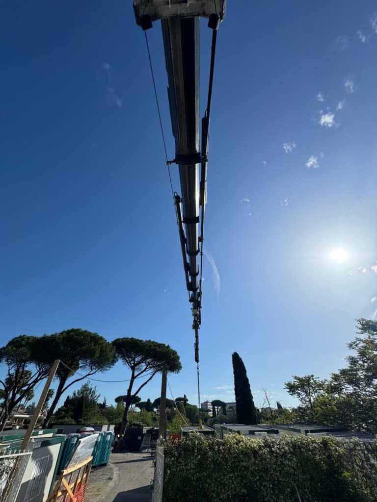Piattaforma aerea al lavoro a Roma per interventi in quota