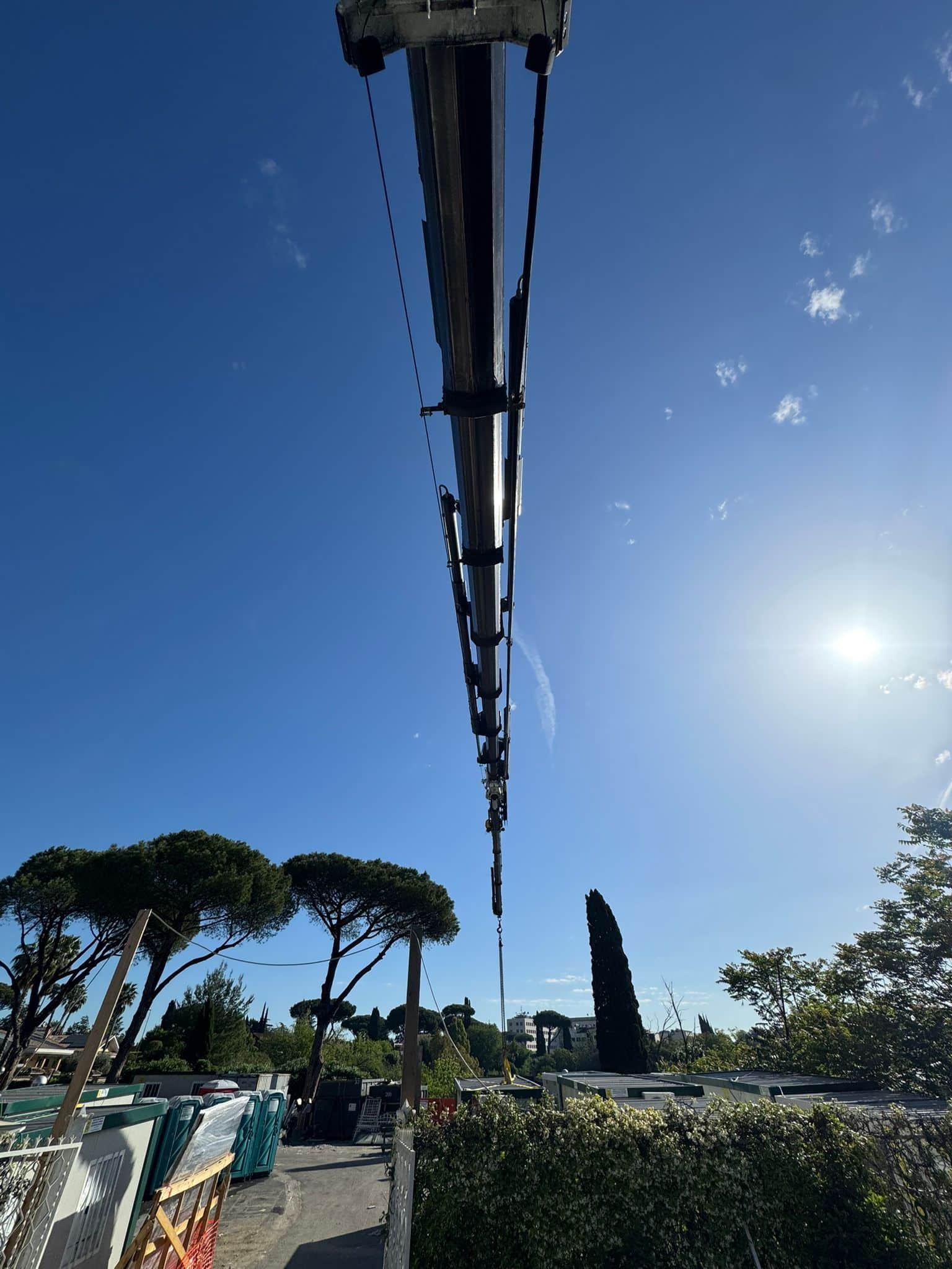 Piattaforma aerea al lavoro a Roma per interventi in quota